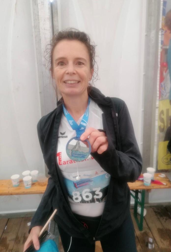 Kustmarathon in Nederland: over het zand, in de duinen, met 6 Bf wind op kop en regen, ... Dit is net zoals mijn levensvisie. Soms is het moeilijk, met momenten wil je opgeven (wie zou me ongelijk geven als ik ervoor had gekozen om na 30 km in deze omstandigheden gewoon te stoppen met lopen?) Maar wat is er mooier als volhouden, bewust kiezen om dit tot een goed en positief einde te brengen? Laten we dat op alle vlakken in ons leven doen!